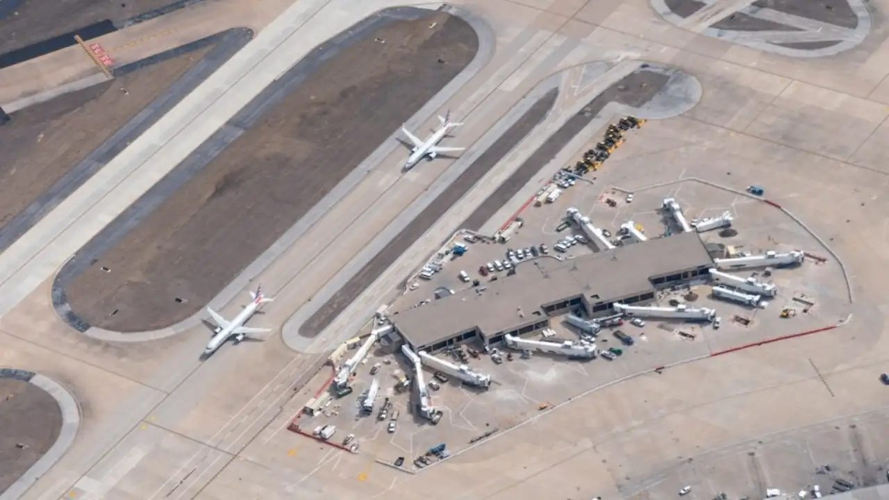 How Many Runways does DFW Airport have?